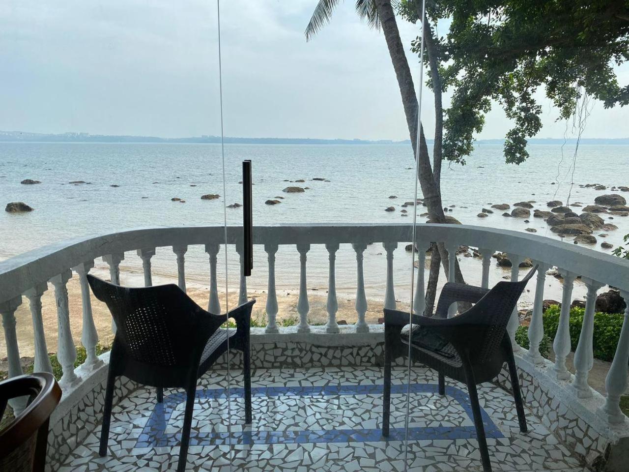 Bambolim Beach Resort Exterior photo